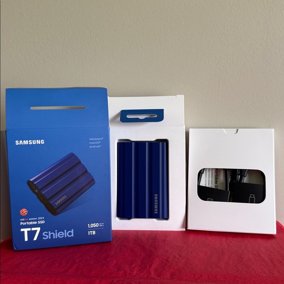 Samsung T7 Shield 1TB, USB 3.2, 2.5" External SSD - Blue (MU-PE1TOR) - Picture 4 of 9